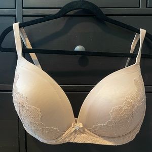 Victoria’s Secret 40DD Never Worn Cream No Wire Bra